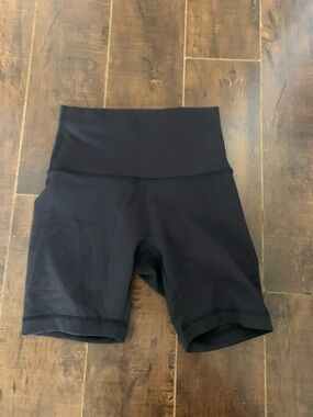 Lululemon Wunder Train Shorts 6” (2)